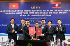 Bộ trưởng Bộ Công Thương Nguyễn Hồng Diên cùng Bộ trưởng Bộ Năng lượng và Mỏ Lào Phosay Sayasone ký Bản ghi nhớ về hợp tác trong lĩnh vực than. (Ảnh: Đức Duy/Vietnam+)