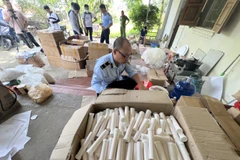 Lực lượng chức năng của Hà Nội kiểm tra một cơ sở có dấu hiệu sản xuất thực phẩm chức năng giả tại huyện Chương Mỹ, Hà Nội. (Ảnh: PV/Vietnam+)