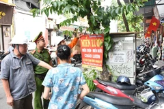 EVNHANOI thường xuyên phối hợp cùng lực lượng chức năng tuyên truyền, cảnh báo nguy hiểm khi tận dụng công trình điện làm nơi buôn bán, sinh hoạt. (Ảnh: evnhanoi)