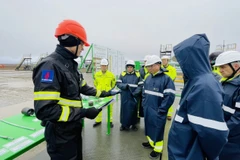 Tổng Giám đốc Petrovietnam Lê Mạnh Hùng thăm và làm việc tại Khu mỏ Rusvietpetro. (Ảnh: PV/Vietnam+)