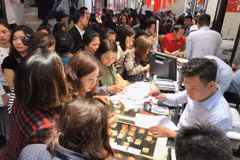 Khách hàng giao dịch vàng tại thị trường Hà Nội. (Ảnh: Đức Duy/Vietnam+)
