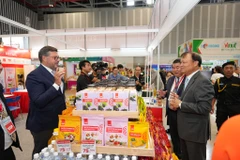 Lãnh đạo Bộ Công Thương cùng các doanh nghiệp tại triển lãm kết nối doanh nghiệp Việt Nam với các đối tác châu Âu. (Ảnh: Đức Duy/Vietnam+)