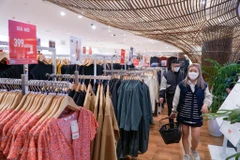 Khách hàng mua sắm tại một của hàng của Uniqlo trên phố Phạm Ngọc Thạch, quận Đống Đa, Hà Nội. (Ảnh: PV/Vietnam+)