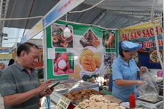 Hội chợ thu hút 150 gian hàng của khoảng gần 100 đơn vị tham gia đến từ 20 tỉnh, thành phố, các quận, huyện, thị xã của Hà Nội. (Ảnh: Xuân Quảng/Vietnam+)