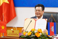 Bộ trưởng Bộ Công Thương Nguyễn Hồng Diên cùng Bộ trưởng Bộ Thương mại Campuchia PAN Sorasak ký Bản Thỏa thuận thúc đẩy thương mại song phương giữa Việt Nam và Campuchia giai đoạn 2023-2024 theo hình thức trực tuyến. (Ảnh: PV/Vietnam+)