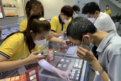 Khách hàng giao dịch vàng. (Ảnh: PV/Vietnam+)
