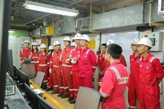 Tổng Giám đốc PVEP Trần Hồng Nam kiểm tra tình hình hoạt động tại các dự án. (Ảnh: PV/Vietnam+)