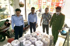 Lực lượng Quản lý thị trường kiểm tra hàng hóa vi phạm. (Ảnh: PV/Vietnam+)