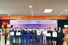 Thứ trưởng Đỗ Thắng Hải cùng ông Choi Joo Ho, Tổng Giám đốc tổ hợp Samsung Việt Nam tại Lễ khởi động Dự án hỗ trợ phát triển nhà máy thông minh đợt 1/2023, (Ảnh: Xuân Quảng/Vietnam+)