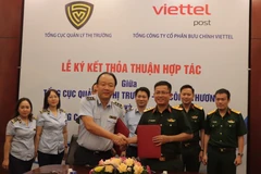 Tổng cục Quản lý thị trường hợp tác cùng Viettel Post trong kiểm tra, xử lý hàng hóa vi phạm qua đường bưu chính. (Ảnh: Đức Duy/Vietnam+)