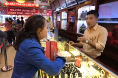 Khách hàng giao dịch vàng tại thị trường Hà Nội. (Ảnh: Đức Duy/Vietnam+)