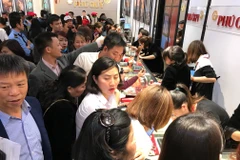 Khách hàng giao dịch vàng tại thị trường Hà Nội. (Ảnh: Đức Duy/Vietnam+)