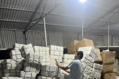 Cán bộ Đội Quản lý thị trường số 17 kiểm tra hàng hóa có dấu hiệu vi phạm.(Ảnh:PV/Vietnam+)