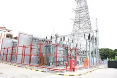 Nhân viên EVN kiểm tra vận hành lưới điện. (Ảnh: PV/Vietnam+)