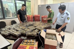 Đội Quản lý Thi trường số 9 phối hợp với Công an quận Tây Hồ tiến hành kiểm tra bánh Trung Thu. (Ảnh: Đức Duy/Vietnam+)