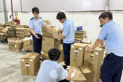 Lực lượng chức năng đang kiểm tra kho hàng tại huyện Yên Phòng, tỉnh Bắc Ninh. (Ảnh: PV/Vietnam+)