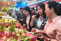 Lãnh đạo Sở Công Thương Hà Nội kiểm tra công tác phục vụ hàng Tết tại siêu thị. (Ảnh: Đức Duy/Vietnam+)