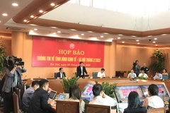 Chánh Văn phòng Ủy ban Nhân dân thành phố Hà Nội Trương Việt Dũng thông tin việc xử lý vi phạm về lấn chiếm vỉa hè, lòng đường. (Ảnh: Xuân Quảng/Vietnam+)