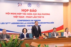Phó Chủ tịch Ủy ban Nhân dân thành phố Hà Nội Lê Hồng Sơn chủ trì họp báo về công tác tổ chức Hội nghị Hợp tác giữa các địa phương Việt Nam và Pháp lần thứ 12. (Ảnh: PV/Vietnam+)