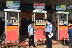 Lực lượng Quản lý Thị trường kiểm tra hoạt động kinh doanh xăng dầu. (Ảnh: Đức Duy/Vietnam+)