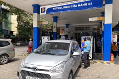 Nhân viên Petrolimex bán xăng cho khách hàng. (Ảnh: Đức Duy/Vietnam+)
