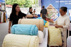 Sản phẩm lụa Vạn Phúc-Hà Đông tại Chương trình Mạng lưới liên kết hợp tác sản xuất và tiêu dùng bền vững trong chuỗi ngành dệt may – thời trang năm 2023. (Ảnh: Đức Duy/Vietnam+)
