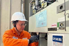 Nhân viên EVNHANOI thao tác lắp đặt hệ thống điều khiển từ xa tại Trạm biến áp để vận hành lưới điện. (Ảnh: evnhanoi)