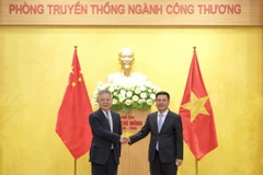 Bộ trưởng Bộ Công Thương Nguyễn Hồng Diên tiếp ông Thẩm Hiểu Minh, Bí thư tỉnh ủy Hải Nam (Trung Quốc). (Ảnh: PV/Vietnam+)