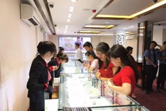 Khách hàng giao dịch vàng tại thị trường Hà Nội. (Ảnh: Đức Duy/Vietnam+)