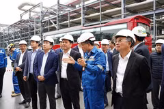 Bộ trưởng Nguyễn Hồng Diên nghe lãnh đạo Nhà máy lọc hóa dầu Nghi Sơn báo cáo, chậm nhất đến đến sáng 15/1 sẽ khắc phục xong sự cố. (Ảnh: PV/Vietnam+)