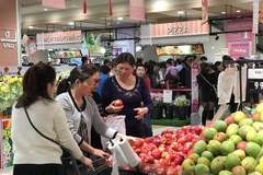 Nhiều chương trình bình ổn thị trường được đưa ra để hỗ trợ người tiêu dùng. (Ảnh: Xuân Quảng/Vietnam+) 