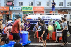 Xe bồn chở nước sạch phục vụ người dân Khu đô thị Thanh Hà. (Ảnh: PV/Vietnam+)