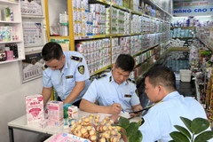 Lực lượng Quản lý thị trường kiểm tra kinh doanh sữa. (Ảnh: qltt)