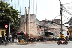 Bức tranh tường tại ngã tư Chợ Mơ, mặt phố Minh Khai giao với phố Bạch Mai, là công trình tranh hoành tráng hiếm hoi còn lại của Thủ đô. (Ảnh: Lâm Khánh/TTXVN)