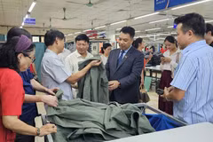 Phó Trưởng ban Chỉ đạo Cuộc vận động “Người Việt Nam ưu tiên dùng hàng Việt Nam” thành phố Hà Nội chủ trì Đoàn kiểm tra số 2 với Hiệp hội doanh nghiệp nhỏ và vừa Hà Nội, tại Tổng Công ty May 10. (Ảnh: Xuân Quảng/Vietnam+)