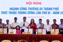 Lãnh đạo Sở Công Thương 5 thành phố trực thuộc Trung ương ký kết biên bản hợp tác trong giai đoạn tới. (Ảnh: Đức Duy/Vietnam+)