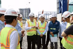 Tổng Giám đốc Lê Mạnh Hùng kiểm tra tiến độ dự án Nhà máy điện Nhơn Trạch 3 và 4. (Ảnh: PV/Vietnam+)