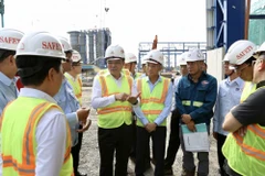 Tổng Giám đốc Lê Mạnh Hùng kiểm tra tiến độ dự án Nhà máy điện Nhơn Trạch 3 và 4. (Ảnh: PV/Vietnam+)