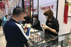 Khách hàng giao dịch vàng tại thị trường Hà Nội. (Ảnh: Đức Duy/Vietnam+)