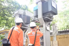 Nhân viên EVN kiểm tra thiết bị điện. (Ảnh: PV/Vietnam+)