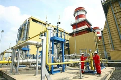 Vận hành hệ thống trong nhà máy điện Nhơn Trach 2. (Ảnh: Huy Hùng/TTXVN) 