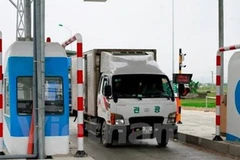 Trạm thu phí tự động không dừng tiết kiệm nhiều chi phí, mang lại lợi ích kinh tế-xã hội. (Ảnh: Việt Hùng/Vietnam+)