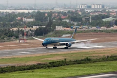 Máy bay hiện đại thế hệ mới Boeing 787 Dreamliner hạ cánh xuống sân bay Cát Bi. (Ảnh: Vietnam Airlines cung cấp)