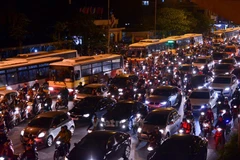 Xe cá nhân gia tăng, hạ tầng quá tải đã làm cho khẩu hiệu “đi xe buýt nhanh hơn xe đạp, rẻ hơn xe máy” gần như không còn tác dụng. (Ảnh: Minh Sơn/Vietnam+)