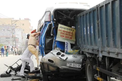 Hiện trường một vụ tai nạn giao thông nghiêm trọng. (Ảnh: TTXVN)