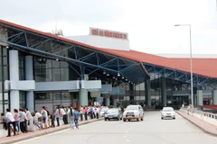 Vì sao chỉ tạm dừng để trả khách sân bay vẫn phải mua "Vé sân đỗ ôtô"?