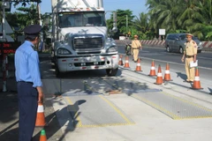 Kiểm tra tải trọng xe tại Trạm cân xe lưu động Tiền Giang. (Ảnh: Minh Trí/TTXVN)