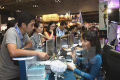 Hành khách mua vé máy bay của Vietnam Airlines. (Ảnh minh họa: Phương Vy/TTXVN)