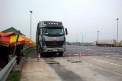 Trạm cân xe quá tải đặt trên tuyến đường cao tốc Nội Bài-Lào Cai. (Ảnh: Việt Hùng/Vietnam+)