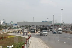 Nhiều tuyến đường đã bị trạm BOT bủa vây, doanh nghiệp vận tải và người dân không có lựa chọn đi đường khác. (Ảnh: TTXVN)